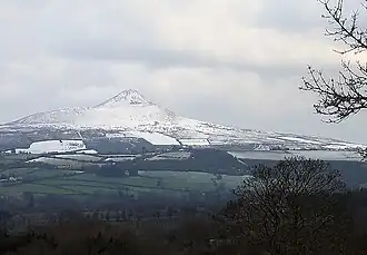 Vue du Great Sugar Loaf enneigé depuis l'ouest.