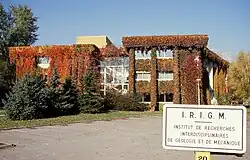 Bâtiment de deux étages couvert de vigne vierge