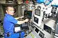 Ryjikov au travail dans le module Zvezda de l'ISS lors de l'expédition 50.