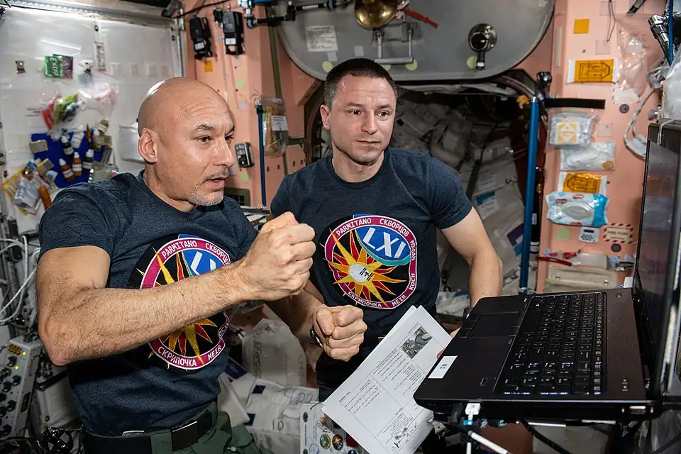 Le commandant Parmitano et Andrew Morgan préparent des procédures robotiques.