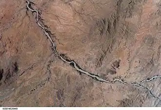 Vue d'un désert avec, au milieu, une rivière.