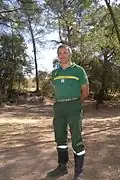 Ingénieur des Travaux des Eaux et Forêts (capitaine) en tenue de Défense des Forêts Contre l'Incendie (DFCI, polo vert à bande institutionnelle jonquille, pantalon de feu vert sapin) en 2007.