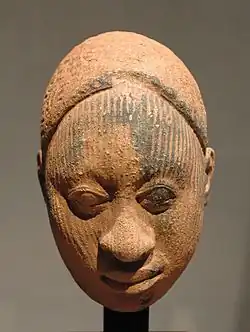 Tête masculine, probablement un serviteur du roi ; Ifè. Terre cuite. Nigeria, XIIe – XIVe&nbsp;siècle. Louvre.