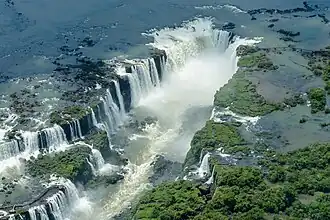 Vue des chutes d'Iguazú, au milieu de la forêt tropicale.