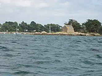Chapelle à la pointe Ouest de l'île, marquant l'entrée du goulet de Conleau, passage obligé pour entrer ou sortir du port de Vannes.
