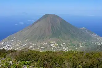 Vue du versant oriental du Monte dei Porri depuis le Monte Fossa delle Felci.