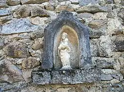 Une statue de la Vierge à l'enfant