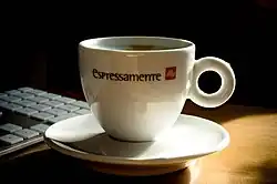 Créées en 1991, les tasses en porcelaine conçues par Thun pour Illy sont devenues une icône du design. Leur forme simple mais raffinée est pensée pour améliorer l'expérience de la dégustation du café. En plus de leur fonctionnalité, ces tasses ont été utilisées comme toiles par divers artistes contemporains, ajoutant une dimension artistique à un objet quotidien.