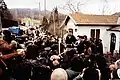 Khomeini durant une conférence de presse devant sa maison à Neauphle-le-Château en 1978.