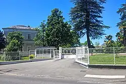 Entrée principale de l'établissement