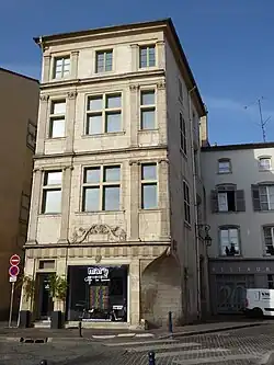 Immeuble au no&nbsp;7.