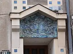 Détail du décor au-dessus des portes.