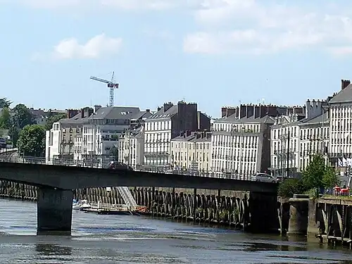 De nos jours, immeubles du quai de la Fosse inclinés par les mouvements de terrain, pont Anne-de-Bretagne.