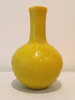 Vase chinois impérial du XVIIIe&nbsp;siècle, gravé en camée à partir du modèle européen. Le verre ne fait pas partie des matériaux de prédilection en Chine.