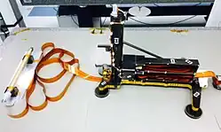 Photo en laboratoire de HP3 et du connecteur qui le relie à la sonde spatiale.