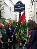 Dévoilement de la plaque en présence de la famille Gallimard.