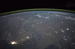 Frontière indo-pakistanaise vue de la station spatiale internationale avec Karachi en bas à gauche. La frontière est visible à cause des spots lumineux installés pour assurer la sécurité de la zone.