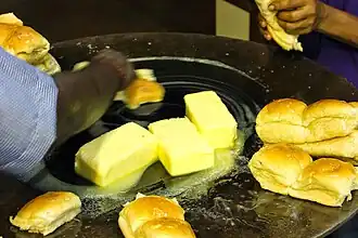 Pain beurré sur un tava.