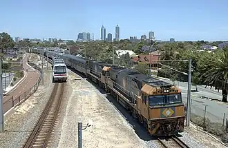 L'Indian Pacific traversant la banlieue de  Perth, 2005.
