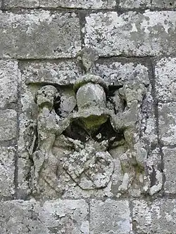 Armes des Jégado ornant la façade occidentale.