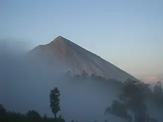 Le "Gunung Inierie", présente également les caractéristiques d'un volcan gris. Les analyses géologiques et sismologiques ont révélé que l'activité éruptive du volcan est demeurée nulle sur une longue période. Il s'agit d'un volcan dit éteint. Il culmine à 2&nbsp;245&nbsp;mètres.