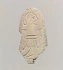 Élément en nacre gravé représentant un homme dansant.