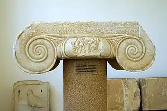 Chapiteau ionique (caractérisé par ses volutes) en marbre, v. 525-500 av. J.-C. avec inscription du début du IVe&nbsp;siècle&nbsp;av. J.-C. Paros, Musée archéologique de Paros.
