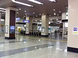 Portillon d’accès principaux pour les quais.