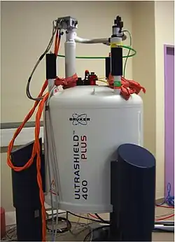 6e&nbsp;jour : la canne de chargement a été introduite dans le Dewar d'hélium liquide.