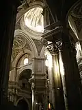 Intérieur de la cathédrale de Grenade (XVIe&nbsp;siècle) colonnes ioniques au fond et corinthiennes à droite.