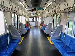 Intérieur d'une voiture (banquettes longitudinales).