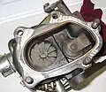Un turbocompresseur à wastegate interne. Le clapet de décharge est situé sur la droite de la roue de turbine, mais il fait partie intégrante de son carter. Sur le dessus, on voit partiellement le bras de levier permettant d'actionner le mécanisme.