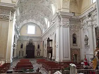 L'intérieur, avec les décorations en stuc.