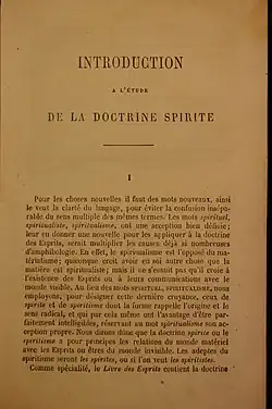 Première page de l'édition originale du Livre des Esprits représentée entièrement. Le papier est fortement jauni et les caractères apparaissent en bruns foncés tout en restant clairement lisibles.
