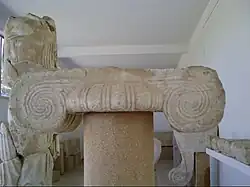 Chapiteau ionique de l’Archilocheion. VIe&nbsp;siècle&nbsp;av. J.-C.