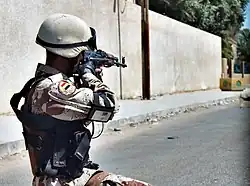 Un soldat irakien de la Garde nationale&nbsp;(en) de Bagdad en 2005. Ces unités constituent la 6e DAI après la dissolution de la Garde nationale.