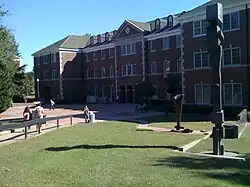 Le Collège des institutions vu de dehors.