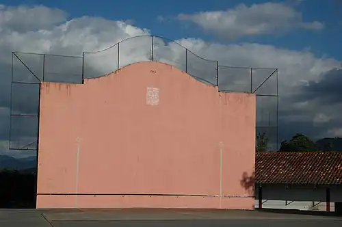 Le fronton.