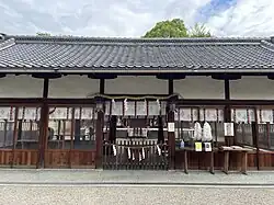 À l'intérieur de la cour ombragée