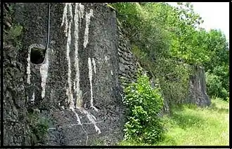 Vue de l'ouvrage camouflé dans l'abrupt rocheux.