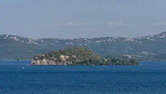 une île au milieu d'un lac