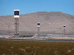 La centrale en construction : vue vers l'ouest sur les trois tours (décembre 2012).