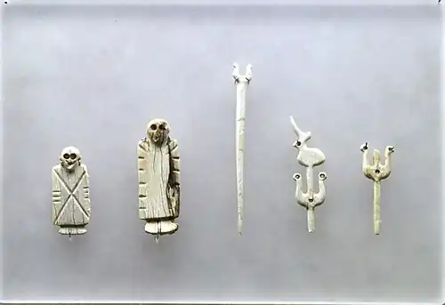 Objets en ivoire. Hommes barbus, Culture de Nagada : Nagada I, à gauche, épingle décorées, Nagada II à droite