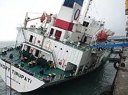 Le même navire à quai à Brest.