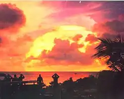 Vue à distance sur un rivage.