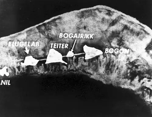 L'atoll d'Eniwetok, avant l'essai Mike. L'îlot est sur la gauche.