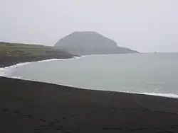 Vue du mont Suribachi depuis une plage de la côte ouest de l'île.