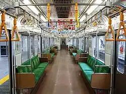 À l'intérieur de la voiture de la ligne Saikyo fabriquée par JR East. À l'époque de la fabrication, la moquette du siège avait une couleur brunâtre, mais depuis les années 2000, elle a été remplacée par une couleur verdâtre. (5 juin 2008)