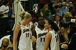 Conversation lors d'un temps mort entre Lauren Jackson (no&nbsp;15) et Sue Bird (no&nbsp;10)