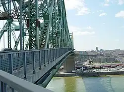 Vue depuis le trottoir est.